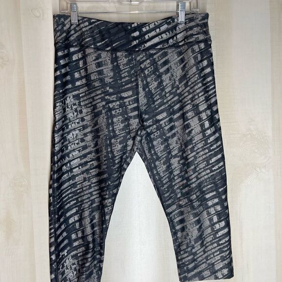 Under Armour black and grey capri length compression leggings, size XL - Picture 6 of 11